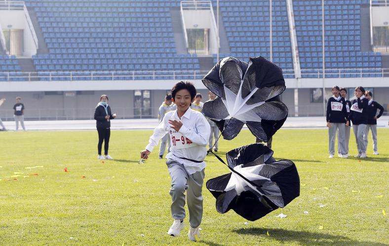 中保持对比